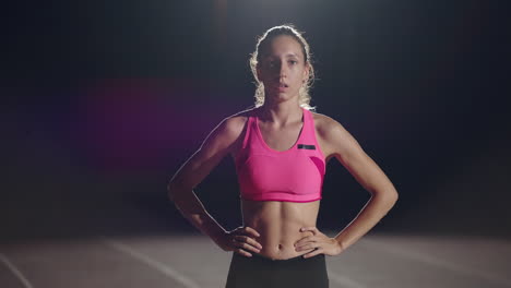 Una-Joven-Está-Parada-Sola-En-El-Estadio-De-Atletismo-Y-Se-Está-Preparando-Para-La-Carrera.-Preparación-Para-El-Sprint.-Concentración-Y-Preparación-Psicológica-Para-Competiciones-En-Cámara-Lenta.